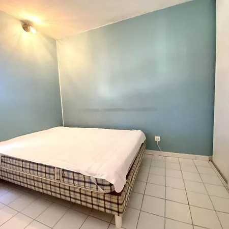 Bel Avec Climatisation Pour 4 Personnes Avec Dans Avec Piscine Daire Le Grau-du-Roi